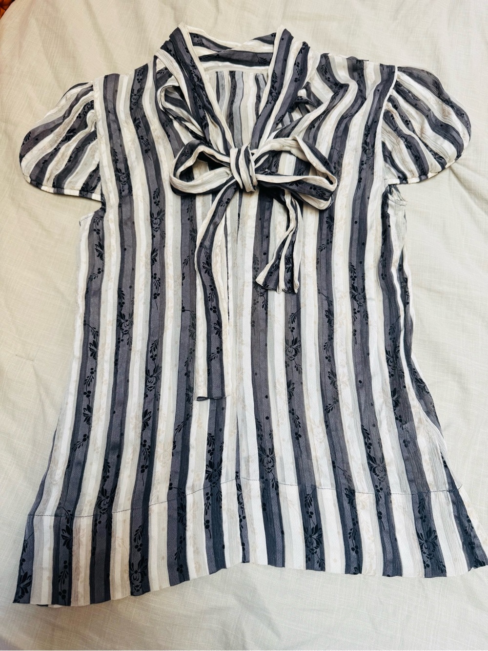 BCBGMAXAZRIA Striped Tie-Neck Puff Sleeve Blouse in Black and White SIZE:XXS